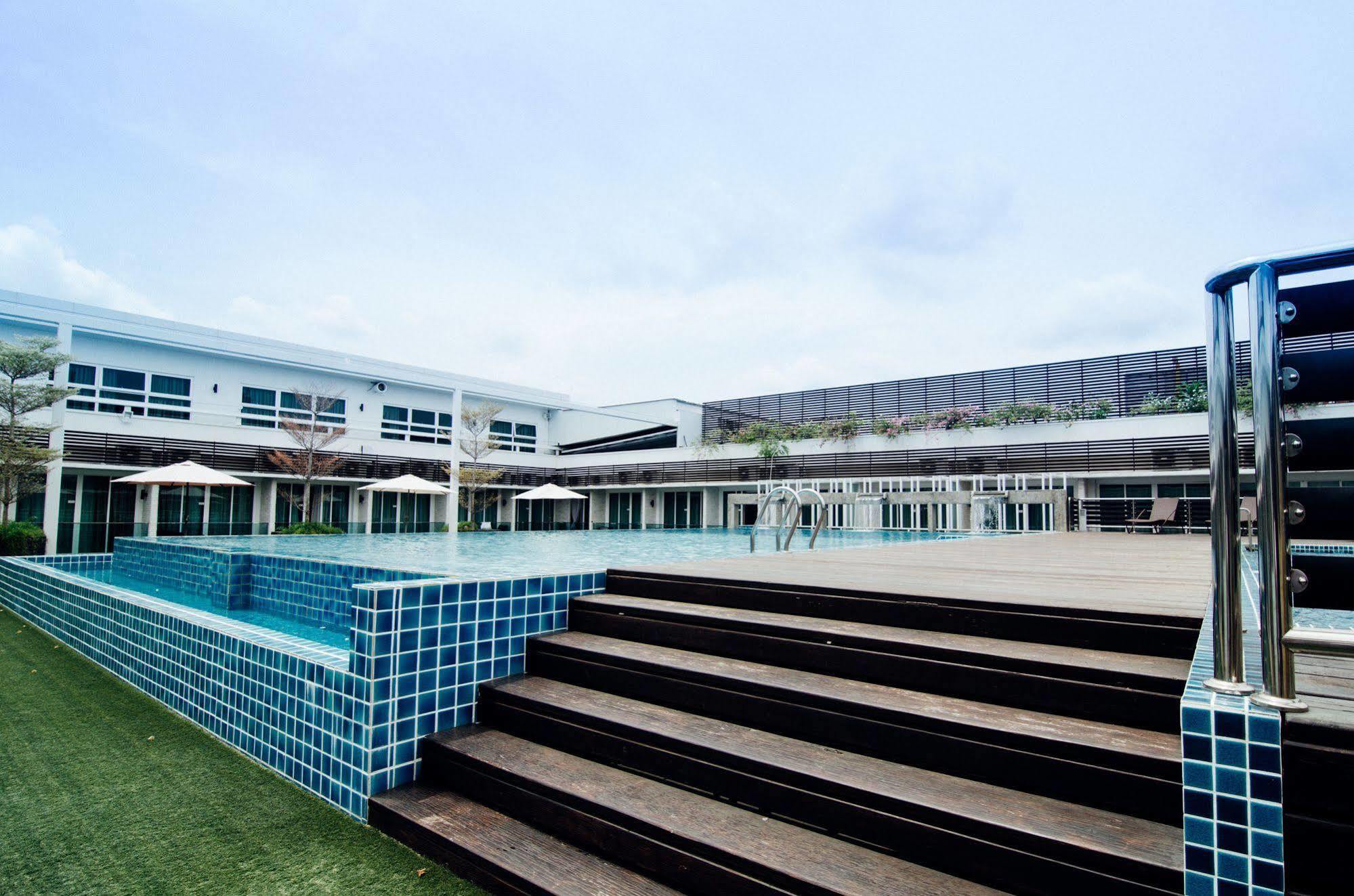 Hotel Sfera Lumut Exterior foto